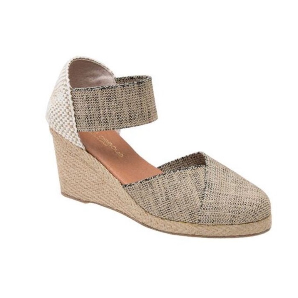 Like New André Assous Anouka Mid Espadrille Beige Closed Toe Wedges Size 9